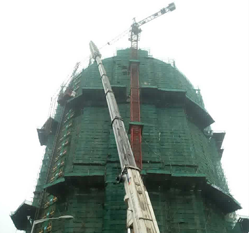 廊坊吊车在工地上作业